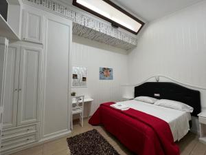 A bed or beds in a room at Hotel Tiffany