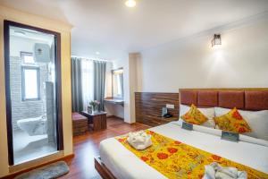 1 dormitorio con 1 cama grande y baño en Muscatel Dzeemkhang - 400 Mts from MG Marg en Gangtok