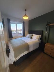 Schlafzimmer mit einem großen Bett und einem Fenster in der Unterkunft 2 Bedroom apartment in Brean in Brean