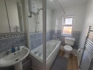 Un baño con bañera, inodoro y lavabo. en 2 Bedroom apartment in Brean, en Brean 23 fotos más