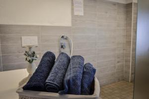 - un ensemble de serviettes dans la baignoire de la salle de bains dans l'établissement Chalet in pietra e legno con caminetto, à Inverso Pinasca