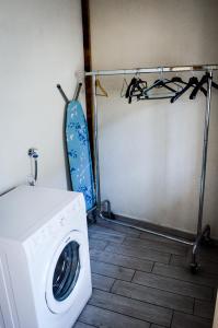lavadero con lavadora y lavadora en Chalet in pietra e legno con caminetto, en Inverso Pinasca