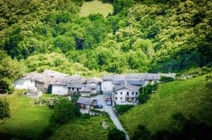 een luchtzicht van een huis midden op een heuvel bij Chalet in pietra e legno con caminetto in Inverso Pinasca
