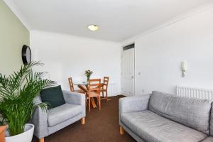 uma sala de estar com dois sofás e uma mesa em Reading Central Apartment em Reading