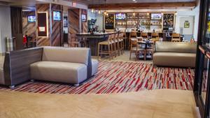 un restaurant avec deux chaises et un bar dans l'établissement Holiday Inn Hotel Atlanta-Northlake, a Full Service Hotel, à Atlanta