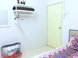 Habitación con cama y calentador en la pared en Riqayraa Muslim Homestay, en Seremban