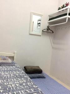 Ein Bett oder Betten in einem Zimmer der Unterkunft Riqayraa Muslim Homestay