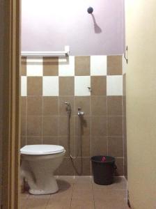 ein Bad mit einem WC und einer Dusche in der Unterkunft Riqayraa Muslim Homestay in Seremban