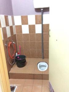ein Bad mit WC in einer Badezimmerkabine in der Unterkunft Riqayraa Muslim Homestay in Seremban