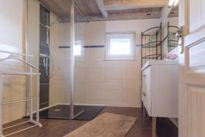 ein Bad mit einer Dusche und einer Glastür in der Unterkunft Le clos des berdins 