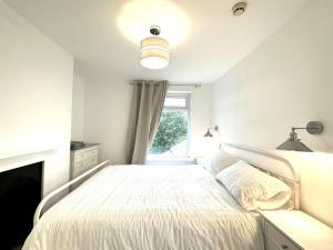 מיטה או מיטות בחדר ב-Modern & Brand New Apartment in Whitstable Centre