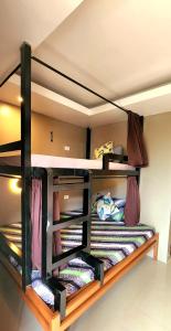 Cette chambre dispose de lits superposés et de 2 lits superposés. dans l'établissement Pukka Hostel • El Nido, à El Nido