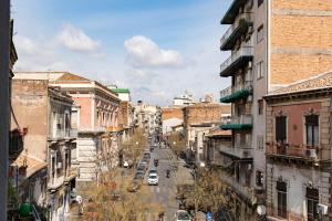 - une vue sur une rue de la ville avec des bâtiments dans l'établissement My Home Catania Rooms, à Catane