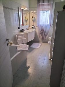 uma casa de banho branca com 2 lavatórios e um espelho em B&B Etienne Collepardo em Collepardo