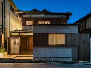 un edificio con cancello e un edificio di Yuzunoe Machiya House a Kyoto