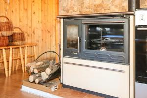 piekarnik z otwartymi drzwiami w kuchni w obiekcie Chata nad jazerom. w Sklenych Teplicach