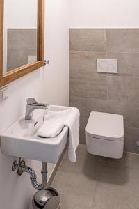 a bathroom with a sink and a toilet at Top 9 Alpe Maritima - Lakeview Apartment mit Bergkulisse in Annenheim