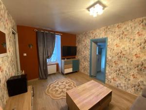 a living room with a wooden table in a room at La belle vue in Accolay