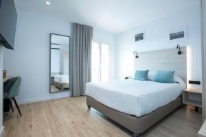 Hotel Coral Boutique by gaiarooms客房内的一张或多张床位