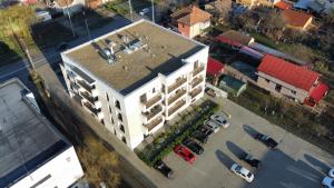 - une vue de tête sur un bâtiment avec un parking dans l'établissement Blue Apartament Timisoara, à Uisenteş
