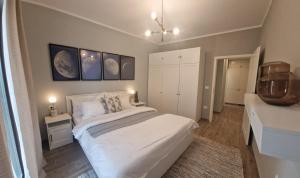 - une chambre dotée d'un grand lit blanc avec des planètes sur le mur dans l'établissement Blue Apartament Timisoara, à Uisenteş