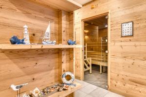 una habitación con una pared de madera con un barco. en Arlberg Chalets en Wald am Arlberg