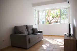 een woonkamer met een bank en een raam bij Vacation rental Fuengirola in Fuengirola