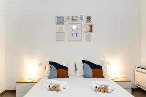 バーリにあるModern Stone Apartment in the Heart of Bariのベッドルーム(白い大型ベッド、ランプ2つ付)