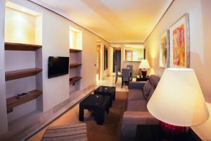 Una sala de estar con un sofá y un televisor. en Balcón del Puerto, Ático-Solarium, en Tazacorte