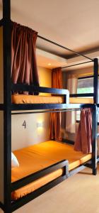 Ce dortoir comprend 2 lits superposés. dans l'établissement Pukka Hostel • El Nido, à El Nido