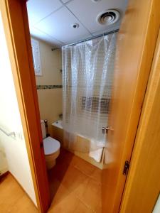łazienka z toaletą i prysznicem w obiekcie Villa Solimar w mieście L'Ampolla