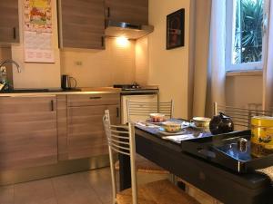 una cucina con tavolo e stoviglie di Suite China Soul EASY&COSYHOST a Roma