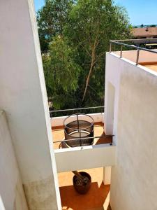 vistas a un balcón desde la parte superior de un edificio en Villa Solimar, en L'Ampolla