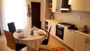eine Küche mit einem Tisch und einem Tischtuch darauf in der Unterkunft Palazzo Zimatore Residenza D'Epoca in Pizzo