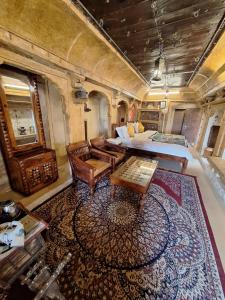 una sala de tren con cama y alfombra en Desert Haveli Guest House, en Jaisalmer 99 fotos más