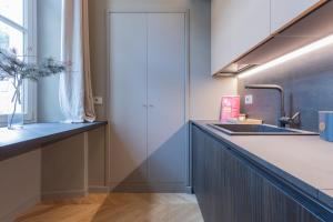 una cucina con un lavello e un bancone di Lagrange Design Apartments by Wonderful Italy a Torino