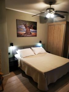 una camera con letto e ventilatore a soffitto di Villa Maimare a Biograd na Moru