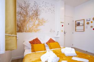 1 dormitorio con 1 cama con toallas en Promenade d'Automne - Netflix & Wifi - Parking Gratuit - check-in 24H24, en Châlons-en-Champagne