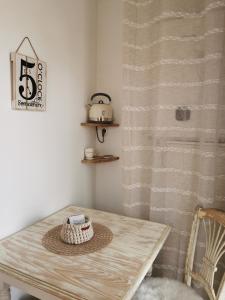 einen Holztisch mit Hut auf einem Zimmer in der Unterkunft Au Poème du Chêne, Logement indépendant, Calme, Parking gratuit in Basse-Goulaine + 8 Fotos