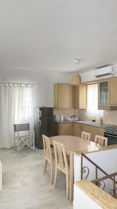 cocina con mesa y sillas en una habitación en Amedi Villas Tinos en Pánormos