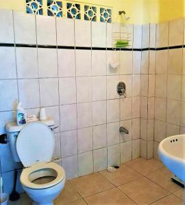Φωτογραφία από το άλμπουμ του CARPE DIEM VILLA "Studio Apartment" Caribbean Sea views even from the Beds σε Castara