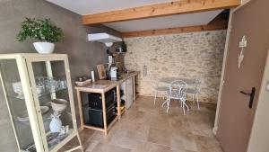 een keuken met een tafel en een eetkamer bij Gîte Le Caprice SPA & Sauna in Génissieux