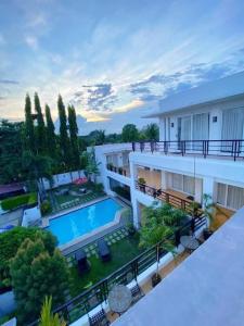 einem Luftblick auf ein Gebäude mit einem Pool in der Unterkunft Be-ing Suites in Davao City