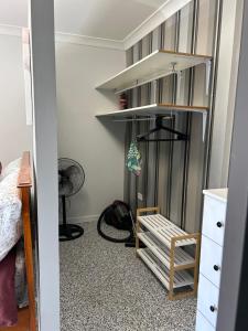 Clermont的住宿－Clermont Guest House - Pet friendly，一间卧室配有双层床和书架