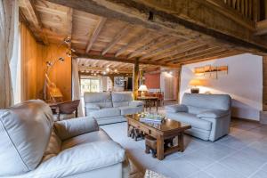 a living room with couches and a coffee table at La ferme d'octave in Dosches