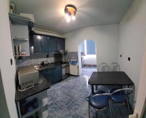 - une cuisine avec une table et un comptoir dans l'établissement Ultracentral apartament -Mihaela, à Arad
