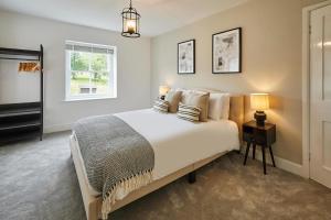 Un pat sau paturi într-o cameră la Host & Stay - Stay House