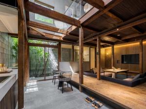 uma sala de estar aberta com vigas de madeira em Yuzunoe Machiya House em Quioto