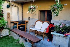 Brosso的住宿－La casa di Elma，天井配有长凳、椅子和桌子