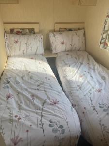 dwa łóżka siedzące obok siebie w sypialni w obiekcie Bird Lake Pastures 53 w mieście Northampton